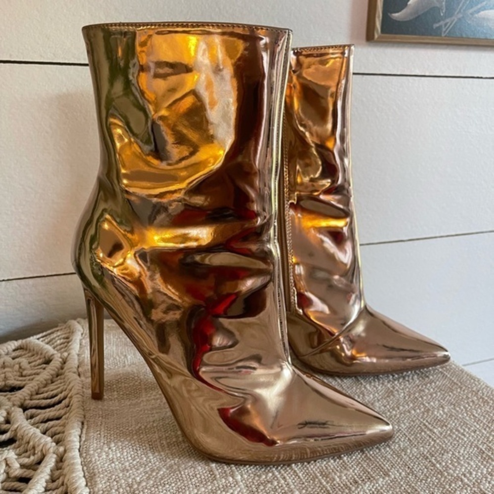 Steve Madden Wagner White Rose Gold Boots Size 9.5